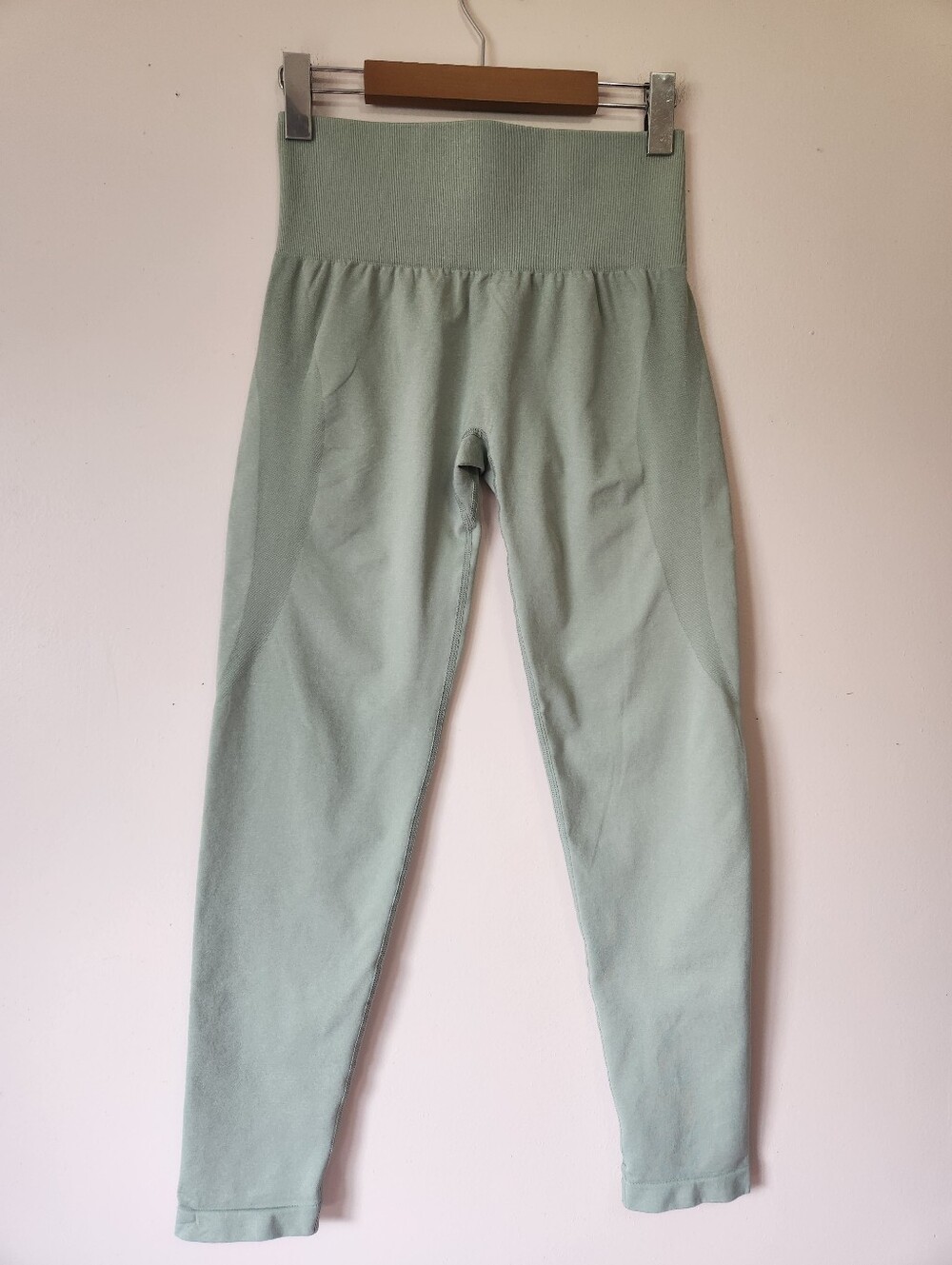 NVGTN Signature Seamless Leggings Sage Green High Waist Glute Contouring M EUC